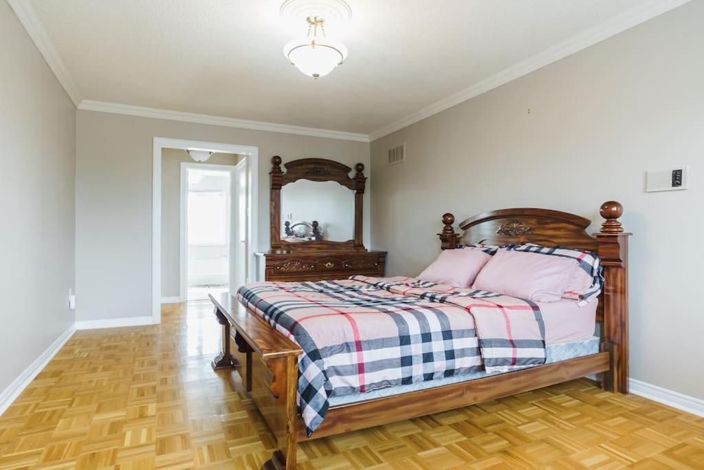 Beautiful Home 4 Bed, 3 Bath, Garage, Backyard! Миссиссага Экстерьер фото