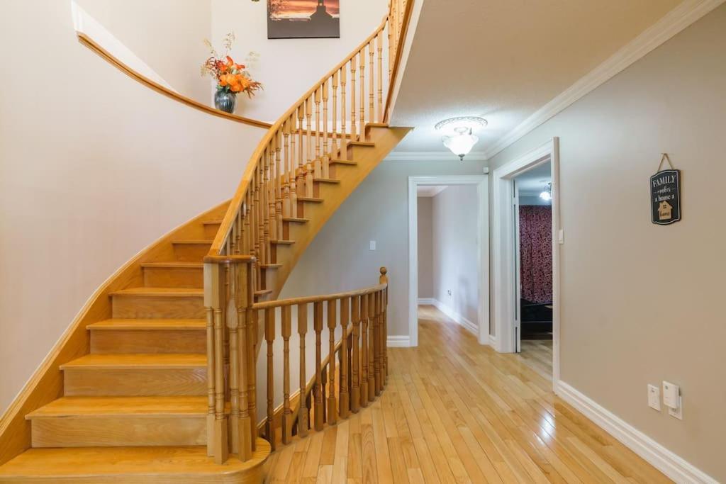 Beautiful Home 4 Bed, 3 Bath, Garage, Backyard! Миссиссага Экстерьер фото