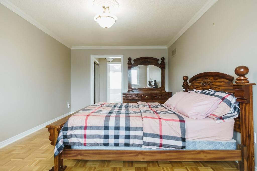 Beautiful Home 4 Bed, 3 Bath, Garage, Backyard! Миссиссага Экстерьер фото