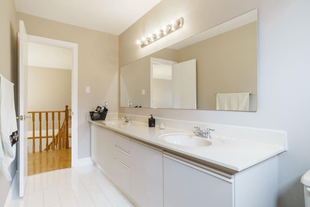 Beautiful Home 4 Bed, 3 Bath, Garage, Backyard! Миссиссага Экстерьер фото