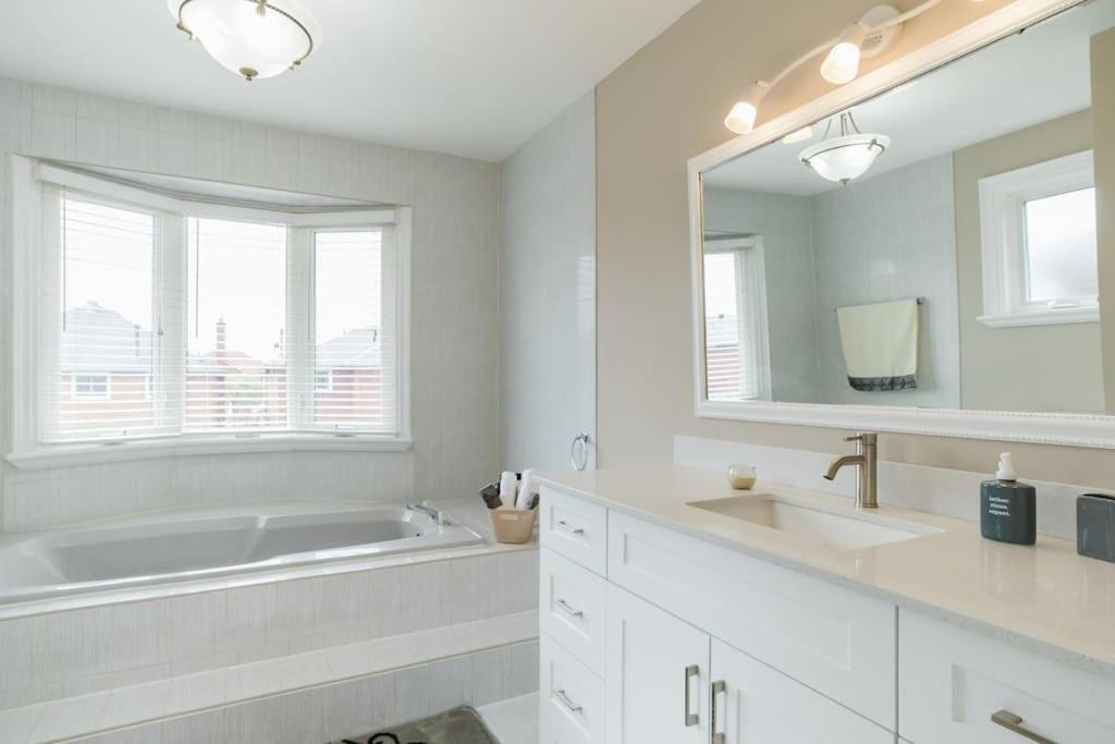 Beautiful Home 4 Bed, 3 Bath, Garage, Backyard! Миссиссага Экстерьер фото