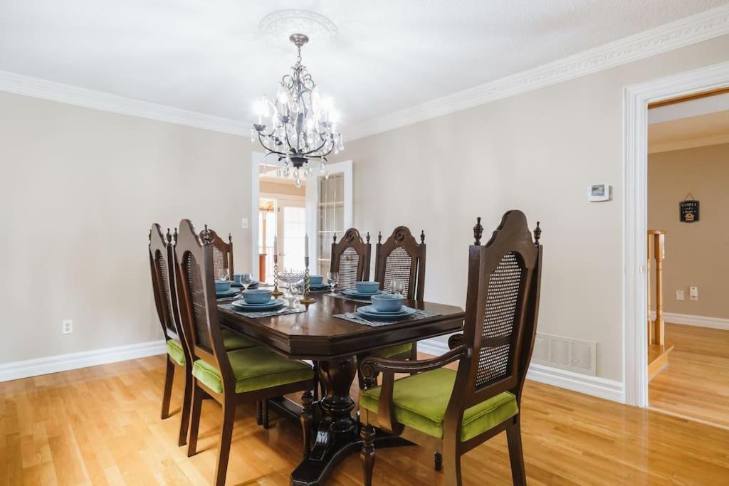 Beautiful Home 4 Bed, 3 Bath, Garage, Backyard! Миссиссага Экстерьер фото