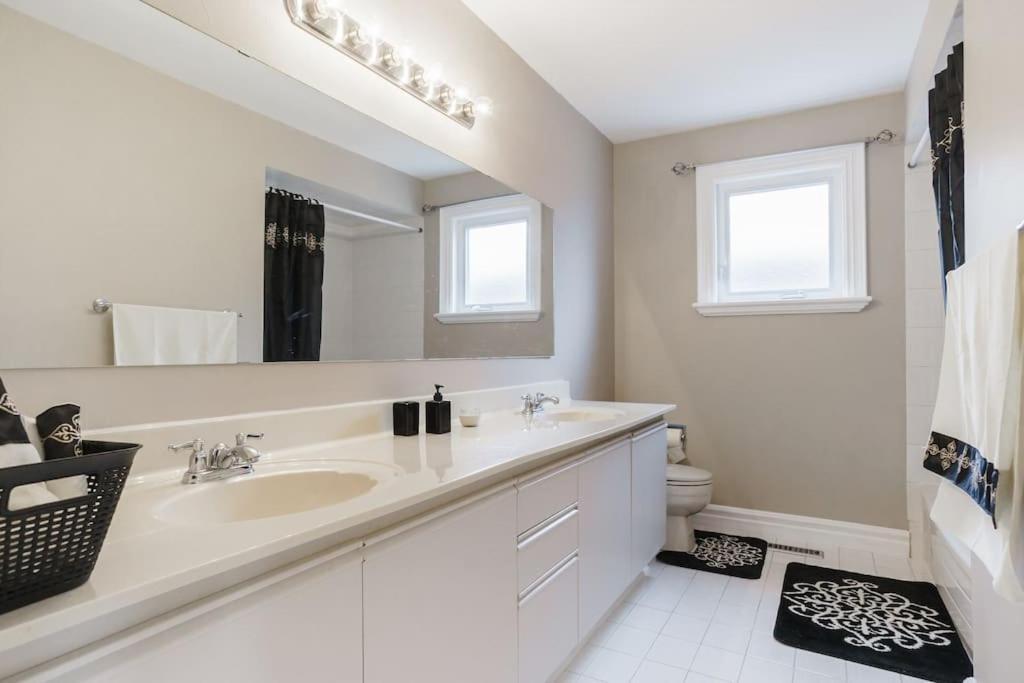 Beautiful Home 4 Bed, 3 Bath, Garage, Backyard! Миссиссага Экстерьер фото