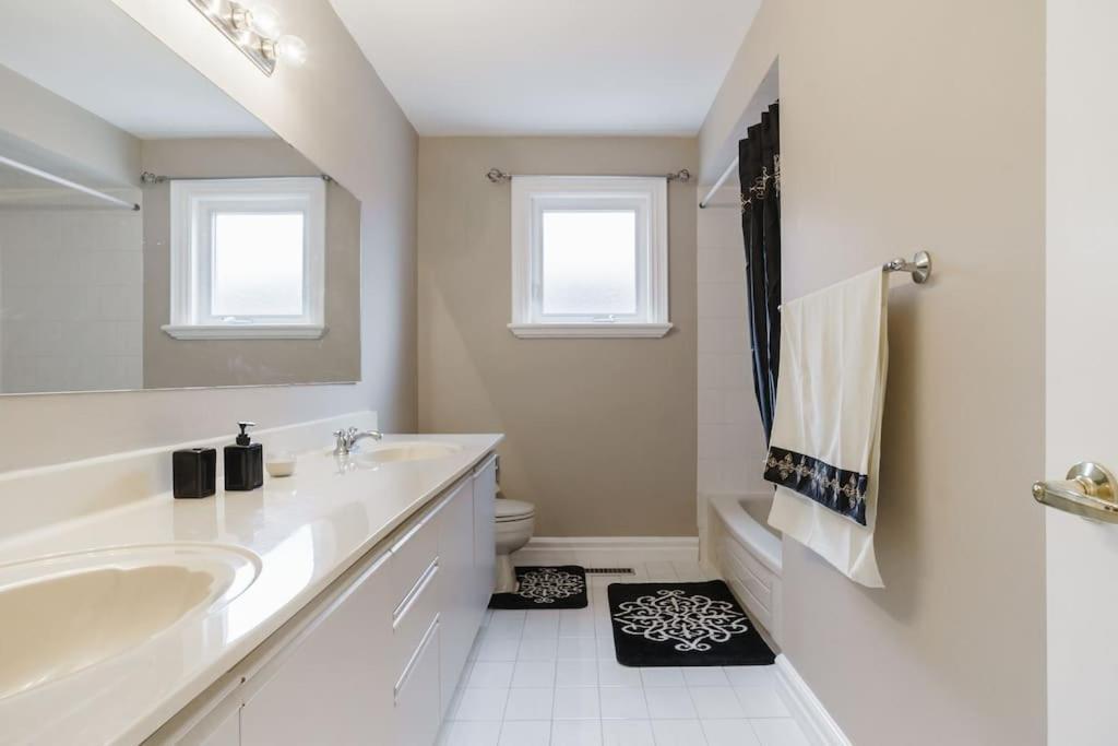 Beautiful Home 4 Bed, 3 Bath, Garage, Backyard! Миссиссага Экстерьер фото